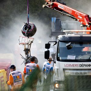 Delar av Juan Manuel Correas bil lyfts bort.