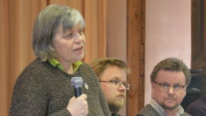 Arja Alho. mötets ordförande arja alho (sdp), i bakgrunden förvaltningschef mikko löfbacka och tekniska chefen jorma skyttä