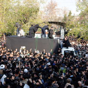 Hundratusentals sörjande samlades vid Teherans universitet för att ta farväl av sin förre president