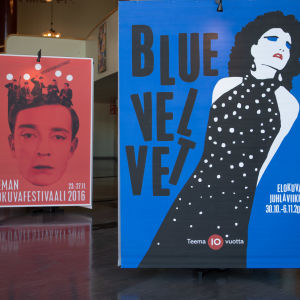 Teeman elokuvafestivaalin julisteita eri vuosilta näytteillä Helsingin Bio Rexin aulassa.