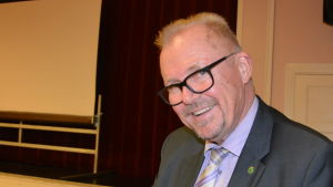 Stadsdirektör Ragnar Lundqvist var beredd på debatt och tyckte stämningen på Bygdegården var konstruktiv. Ragnar Lundqvist på Bygdegården i Tenala.
