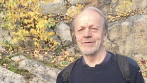 Niilo Suojama misstänker att benskörhet kan ligga bakom hans senaste benbrott. Niilo Suojama står ute vid en klippa.