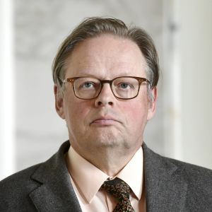 Juhana Vartiainen i närbild i riksdagen.