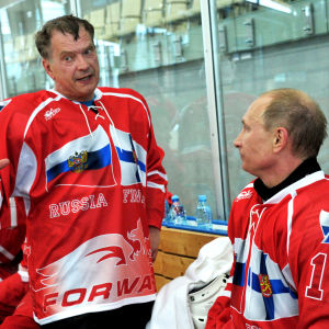 Suomen presidentti Sauli Niinistö ja Venäjän presidentti Vladimir Putin pelaavat jääkiekkoa. Kuvassa he juttelevat vaihtoaitiossa.
