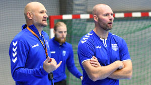 Joonas Klama gör sitt bästa för att imponera på landslagstränarna. Joonas Klama försöker imponera på tränarna Ola Lindgren och Teddy Nordling under sitt första träningspass med herrlandslaget i handboll.