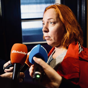 Tidningen Õhtuleht avslöjade minister Mailis Reps fusk med skattebetalda förmåner, men tidningen fick samtidigt kritik för att ha publicerat smygtagna bilder på Reps barn. Den förra estniska undervisningsministern Mailis Reps intervjuas.