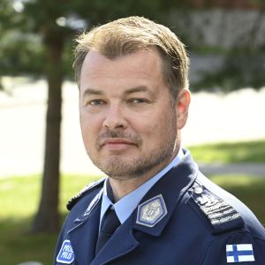 Poliisitarkastaja Tuomas Pöyhonen Poliisihallituksesta katsoo kohti kameraa ulkotilassa.