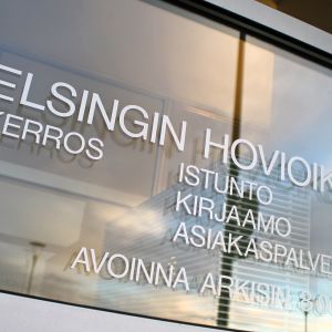 Helsingin hovioikeuden ikkunateippaus Salmisaaressa 2013