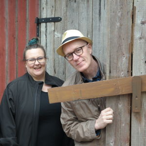 Teaterboulages Daniela Franzell, Ida Ridberg och Riddo Ridberg posserar framför en trävägg