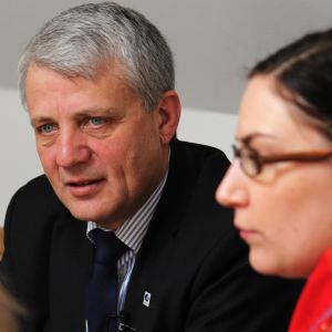 Dagfinn Höybråten leder den samiska sanningskommissionen i Norge. Dagfinn Höybråten i mötessituation.