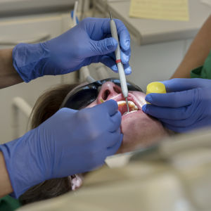 Patients tänder fixas hos tandläkaren