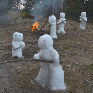 Snöfigurer som äldar is kogen.