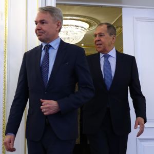 Haavisto kritiseras i Estland, men han själv och även t.ex. president Niinistö tycker att mötet gick bra. Pekka Haavisto och Sergej Lavrov (i den ordningen) anländer till ett rum genom dubbeldörrar.
