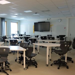 I Strömborgska skolan i Borgå finns öppna utrymmen som saknar stängd dörr. Klassrum i Strömborgska skolan i Borgå.