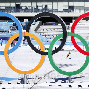 Olympiarenkaat Pekingin hiihtostadionilla.