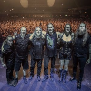 Nightwish -yhtye Etelä-Amerikan kiertueella poseeraamassa lavalla konsertin jälkeen. 