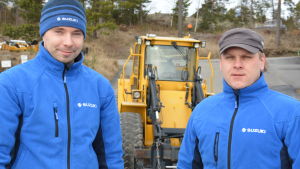 Matias Wendelin och Ronny Blomqvist har bråttom inför påsk. Matias Wendelin och Ronny Blomqvist vid Söljeholmen marina.