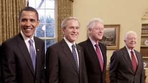 Tre av dessa fyra herremän kan du bonga i publiken i dag. Bara tidigare president Jimmy Carter (längst till höger) blir hemma. På bilden ser du också de tidigare presidenterna Barack Obama, George W. Bush och Bill Clinton Fyra av USA:s tidigare presidenter på rad. Jimmy Carter, Barack Obama, George W. Bush och Bill Clinton