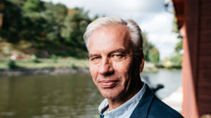 Stefan Härus är programvärd för programmet Tack och lov. Stefan Härus står på bryggan vid en strandbod i Borgå