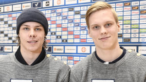 Miro Heiskanen och Olli Juolevi inför turneringsstarten. Offensiva backarna Miro Heiskanen och Olli Juolevi under en presskonferens inför turneringen.