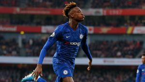 Tammy Abraham gjorde sitt tolfte ligamål för säsongen. Tammy Abraham jublar efter mål i Chelsea.