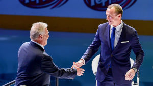 Jere Lehtinen och Brett Hull skakar hand. Jere Lehtinen och Brett Hull skakar hand.