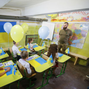 Barn till internflyktingar deltar i en patriotisk lektion i ett skyddsrum i den sydukrainska staden Odessa den 1 september 2022. 
