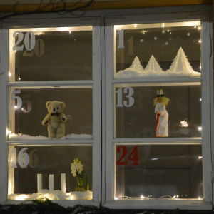 Alla luckor var inte öppnade då vi besökte huset. Ett fönster med sex rutor, där varje ruta är en lucka i en julkalender.