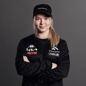Alpina landslagsåkaren Charlotte Henriksson poserar på en bild hösten 2021.