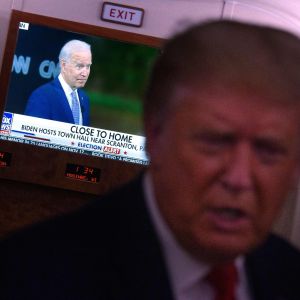 Ibland visar också Fox news bilder av den andra kandidaten, som här ombord på Air Force One Donald Trump oskarp, med Joe Biden i en tv-ruta bakom honom, ombord på sitt flygplan.