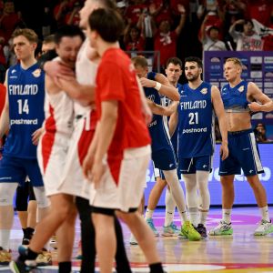 Finlands basketherrar deppar efter en förlust mot Japan.