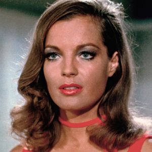 Näyttelijä Romy Schneider lähikuvassa. Kuva elokuvasta Likainen ansa (Max et les ferrailleurs).