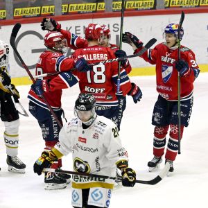 HIFK firar ett mål mot Kärpät i hockeyligan hösten 2021.