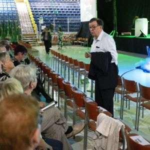 Paavo Väyrynen keskustelee yleisön kanssa puoluekokouksessa.