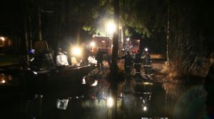 Det hann bli mörkt innan räddningsoperationen på sex timmar var över. Räddningsmanskap väntar på stranden på att hästtransporten ska komma fram.