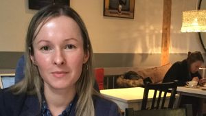 Olga Vijard blev avbruten mitt i morgonmålet. Olga Vijard sitter med sin morgongröt på ett café i Tallinn.