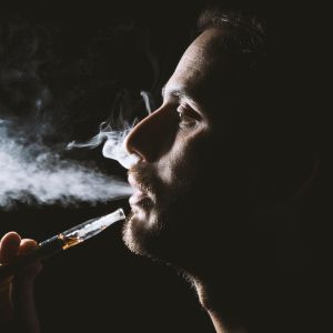 Person som röker en e-cigarett
