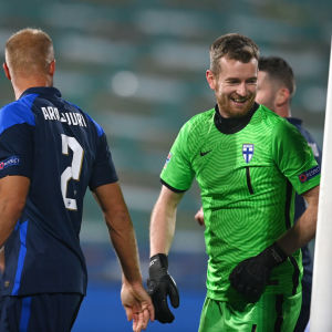 Lukas Hradecky var på gott humör efter sin straffräddning. Lukas Hradecky var på gott humör efter sin straffräddning.