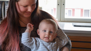 Niklas Jordman är född i september 2017. niklas i mammas famn hemma i köket