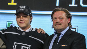 Rasmus Kupari och Los Angeles NHL-scout Christian Ruuttu under draften 2018.