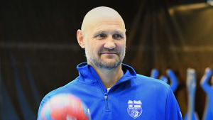 Ola Lindgren. En glad Ola Lindgren poserar för kameran efter sitt första träningspass med handbollslandslaget.
