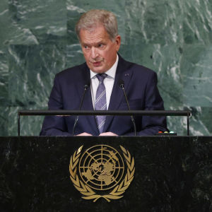 Sauli Niinistö puhujapöntössä, jossa on YK:n tunnus.
