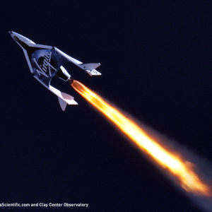 Spaceship2-alus on sytyttänyt rakettinsa ja kiihdyttää kohti taivasta.