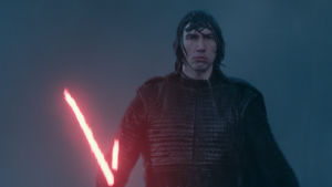Kylo Ren eller Ben Solo (Adam Driver) har en del problem att lösa vad gäller sin ilska och sitt släktskap. Närbild på Kylo Ren (Adam Driver) som går i ösregn och har ett draget lasersvärd.