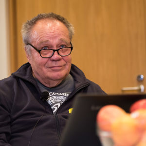 Pehr-Olof Bergggren vill bli bättre på att redigera bilder. Pehr-Olof Berggren tittar upp bakom en skärm.