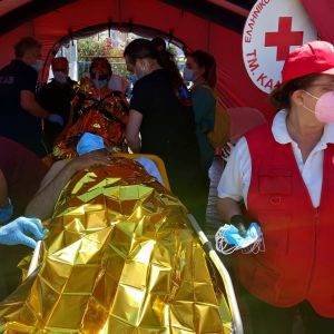  Röda Korset hjälper räddade migranter vid ankomsten till Kalamatas hamn, Grekland, den 14 juni 2023.  