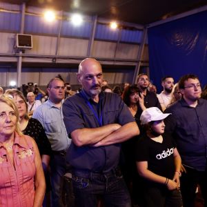 Nationell samlings anhängare ser besvikna ut vid ett tillfälle för en av partiets kandidater i Avignon efter valet.