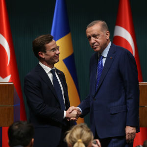 Ruotsin pääministeri Ulf Kristersson kättelee presidentti Recep Tayyip Erdoğania vierailullaan Turkissa marraskuussa, 