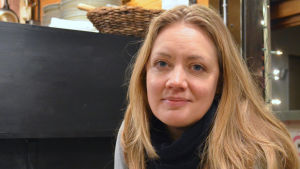 Projektchef för Helsingfors matkulturstrategi Milla Visuri tycker att Strömmingsmarknaden är ett koncept värt att utveckla. Helsingfors matkulturstrateg Milla Visuri i Le Marche i Sandvikens saluhalla 11 januari 2016.