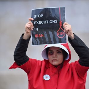 Kvinna demonstrerar i London mot våldet mot avrättningar i Iran. 